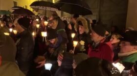 Mondovì, fiaccolata dopo scritta choc su porta figlio di una deportata