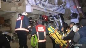 Terremoto Turchia: palazzi crollati, si cerca tra le macerie
