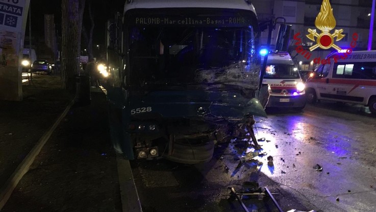 Auto contro bus a Roma, muoiono due ragazzi