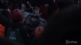 Terremoto in Turchia, il salvataggio di una persona dalle macerie
