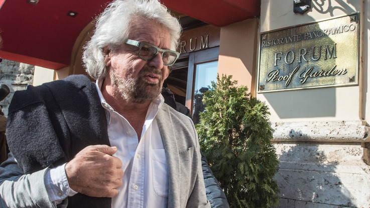 Beppe Grillo annulla tour "Terrapiattista": "Devo operarmi"