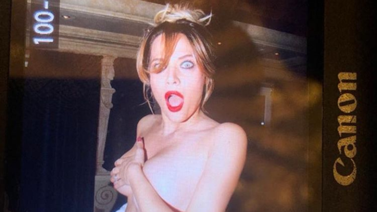 Un milione di follower, Laura Chiatti festeggia con un topless