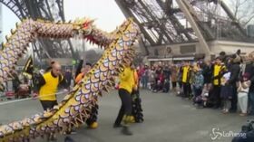 Parigi festeggia il Capodanno cinese sotto la Torre Eiffel