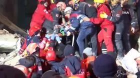 Terremoto in Turchia, soccorritori a lavoro tra le macerie