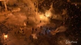 Libano, scontri tra polizia e manifestanti davanti alla sede del governo