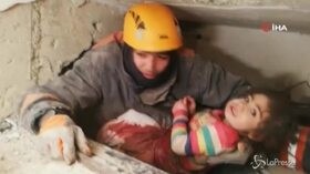 Terremoto Turchia, bimba di 2 anni estratta viva dalle macerie