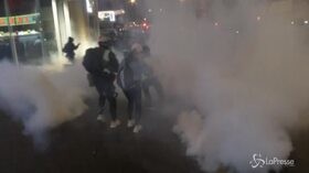 Hong Kong, polizia spara lacrimogeni sui manifestanti pro-democrazia