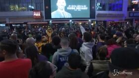 Morte Kobe Bryant, il tributo dei fan davanti allo Staples Center di Los Angeles