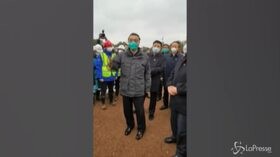 Virus Cina, il discorso motivazionale del premier Li Keqiang ai lavoratori del nuovo ospedale di Wuhan