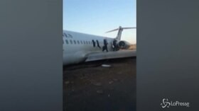 Iran: aereo di linea in difficoltà atterra in autostrada, salvi i passeggeri