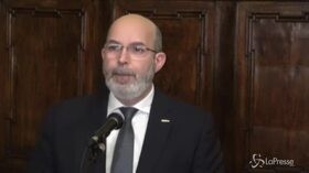 Imbarazzo Crimi, dimentica la quinta stella del Movimento