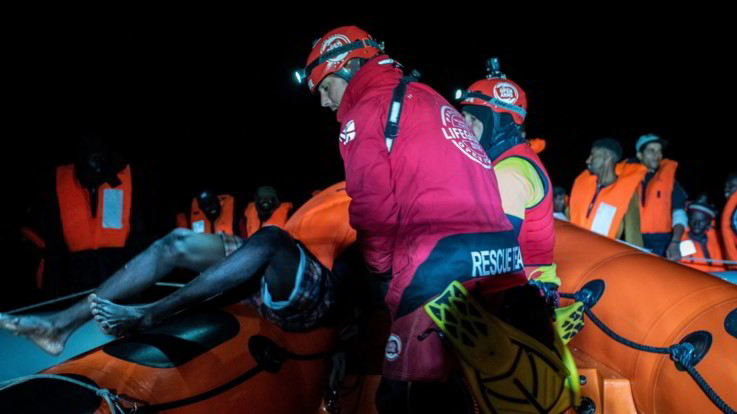 Migranti, Open Arms salva 102 persone su barca in difficoltà
