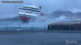 Norvegia, vento forte manda la nave contro il molo