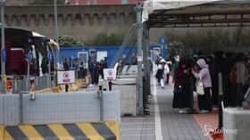 Coronavirus, Civitavecchia: lo sbarco dei passeggeri dalla nave: “E’ stata dura aspettare senza avere notizie”