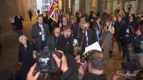 Brexit, la marcia d’addio degli eurodeputati britannici davanti al Parlamento Europeo