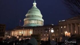 Impeachment, protesta a Washington: “Trump colpevole!”