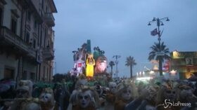 Carnevale: a Viareggio la prima sfilata, carri allegorici con Greta Thunberg e Cristiano Ronaldo