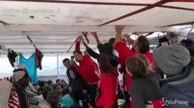 Migranti, sbarco a Pozzallo della Open Arms: la gioia a bordo della nave