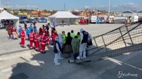 Migranti, lo sbarco delle persone a bordo della Open Arms