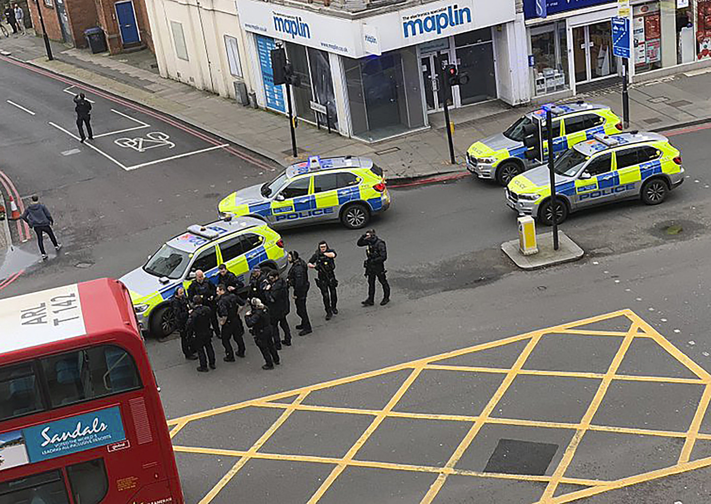 Londra, uomo accoltella passanti: ucciso dalla polizia