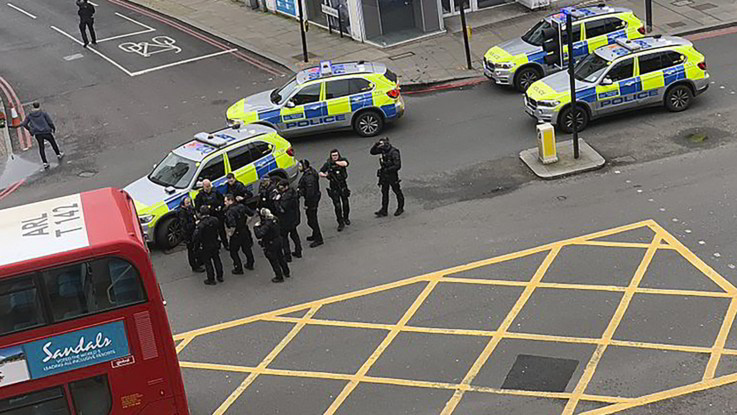 Londra, uomo accoltella passanti: ucciso dalla polizia
