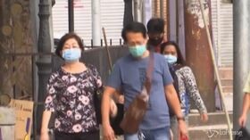 Coronavirus, i pendolari indossano mascherine protettive a Manila