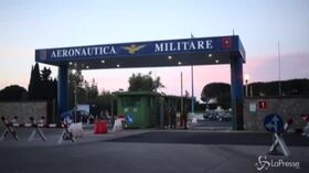 Coronavirus, atterrati a Pratica di Mare i 56 italiani partiti da Wuhan: “Stanno bene”