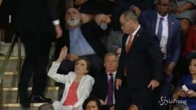 Stato Unione, contesta Trump e viene allontanato dall’Aula del Congresso