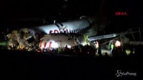 Istanbul, aereo esce di pista e si spezza: un morto e 150 feriti