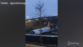 Aereo fuori pista a Istanbul, il velivolo spezzato