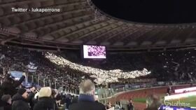 Lazio-Verona: coreografia da brividi all’Olimpico con i telefonini