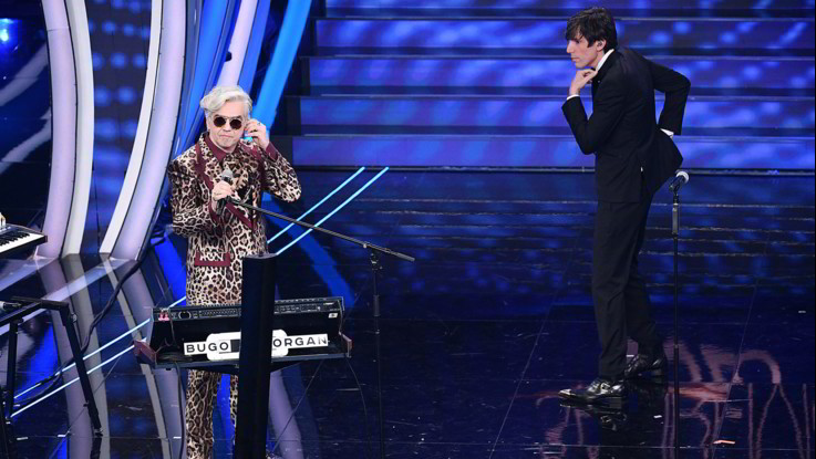 Sanremo, Morgan cambia il testo e offende Bugo che va via: squalificati