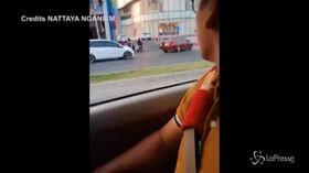 Thailandia, militare fa strage nel centro commerciale: il rumore dei colpi esplosi
