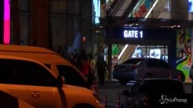 Thailandia, strage al centro commerciale: la gente terrorizzata in fuga