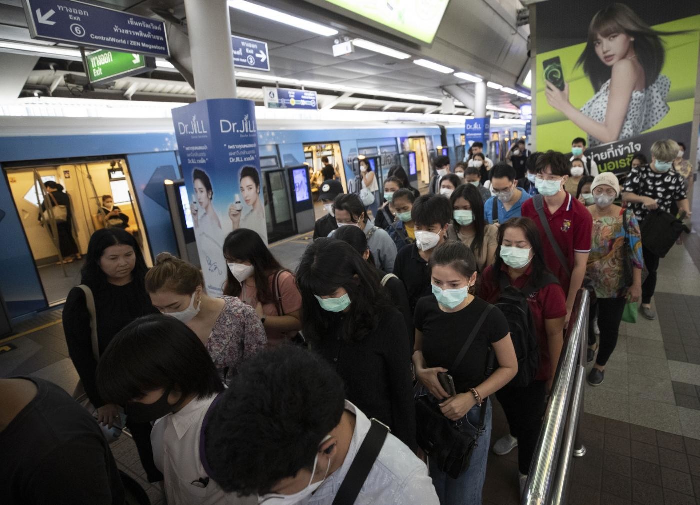 Coronavirus, altri 8 italiani tornati da Wuhan: il 17enne di nuovo bloccato da febbre