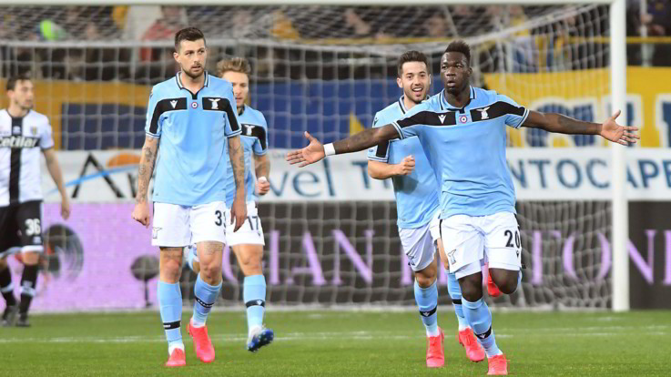 Serie A, la Lazio vince a Parma e tallona la Juve