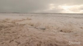 La pioggia continua a sferzare l’Australia orientale: la schiuma invade le spiagge