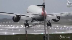 Heathrow, l’aereo sferzato dal vento fatica ad atterrare