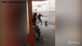 Gran Bretagna: tempesta Ciara spazza via un bambino, le immagini shock