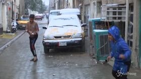 Iraq: neve a Bagdad dopo 10 anni, la gioia dei bambini per strada