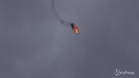 Siria, le impressionanti immagini dell’elicottero di Damasco abbattuto a Idlib