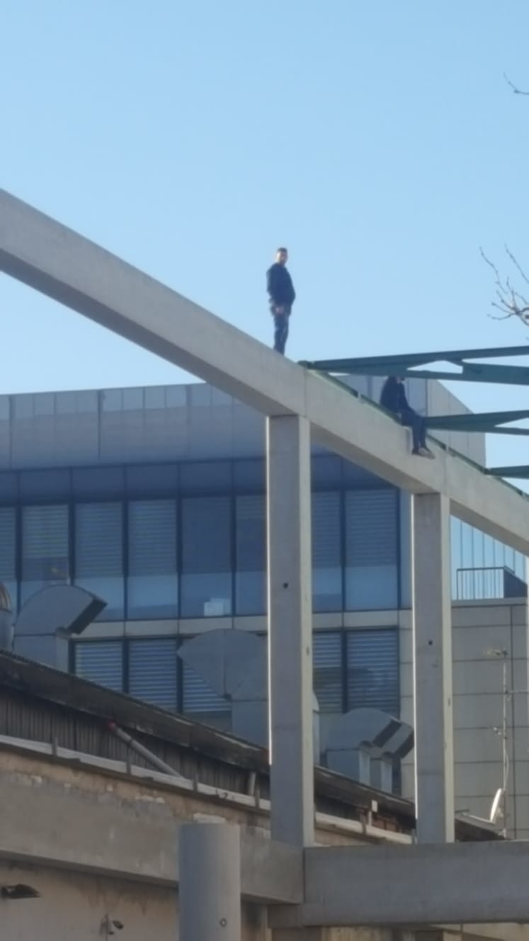 Milano, non vengono pagati da mesi: operai salgono su impalcature per protesta