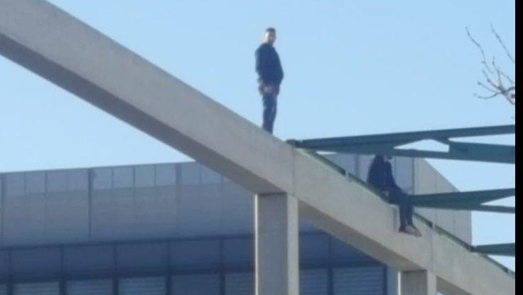 Non vengono pagati da mesi, operai salgono su impalcature per protesta