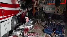 India, scontro tra autobus e camion: almeno 14 morti