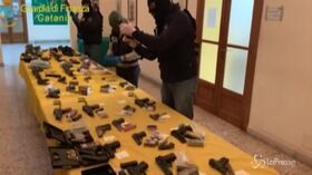 Catania, sequestrato arsenale sottoterra: 32 armi e 3mila munizioni