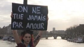 Femminicidi, la protesta delle Femen a Parigi