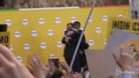 M5s contro i vitalizi, l’abbraccio tra Di Maio e Bonafede scatena la folla