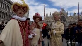 Carnevale Venezia, le maschere in piazza: “C’è meno gente, colpa del coronavirus”