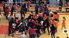 Sfida a colpi di ballo tra cheerleader finisce in rissa