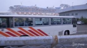 Coronavirus, bus vanno a recuperare gli americani a bordo della Diamond Princess